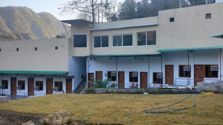Hotel Studioz Sahastradhara Dehradun Dış mekan fotoğraf