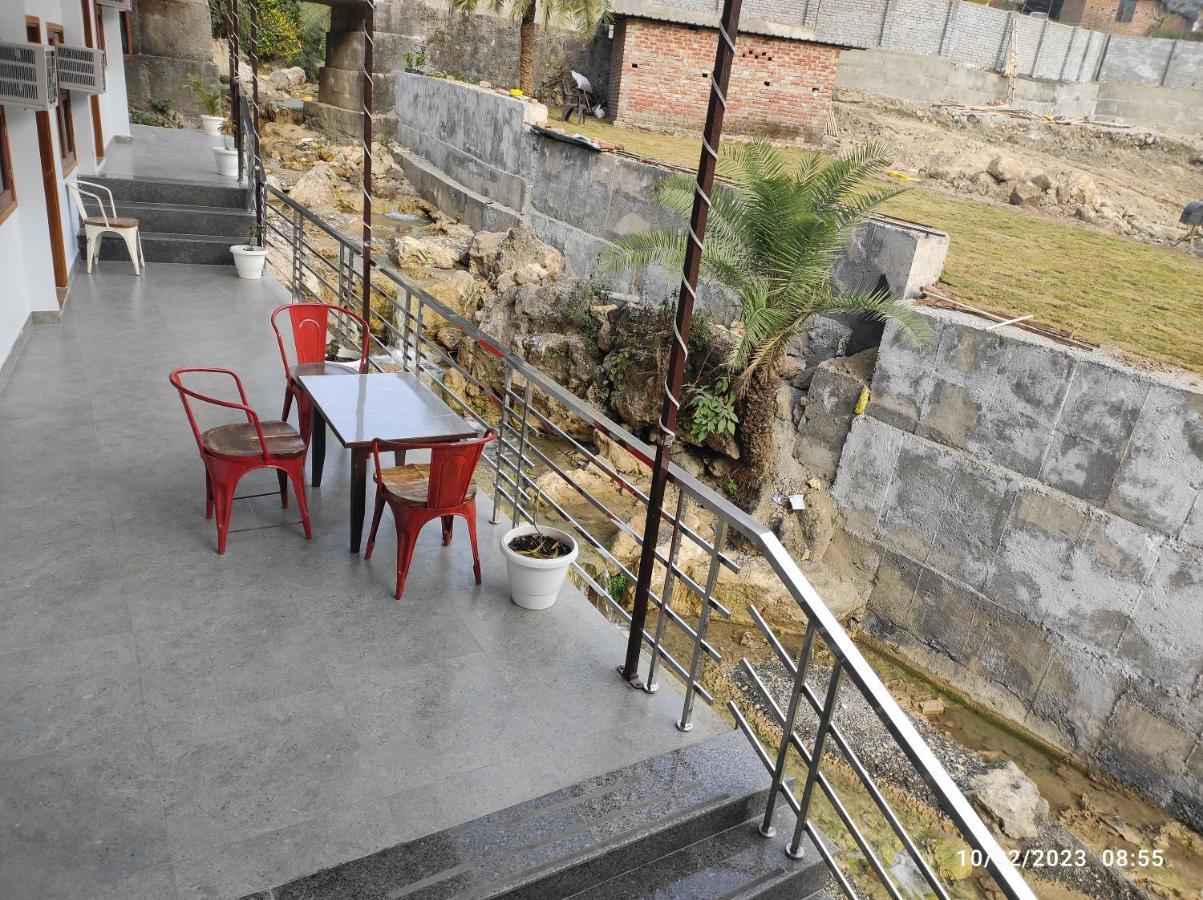 Hotel Studioz Sahastradhara Dehradun Dış mekan fotoğraf