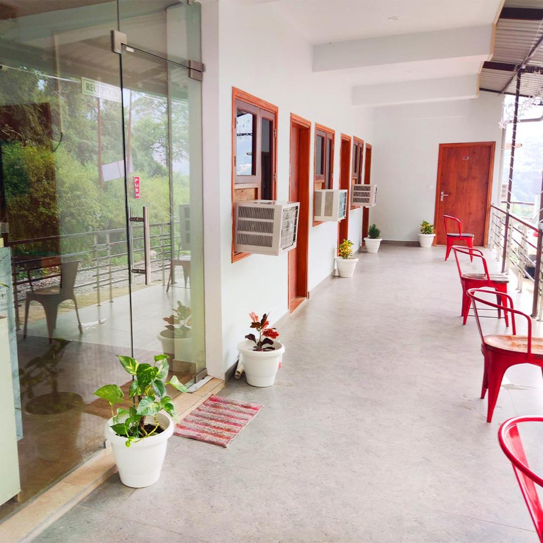 Hotel Studioz Sahastradhara Dehradun Dış mekan fotoğraf